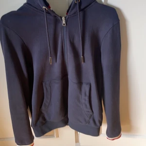 Moncler Zip Hoodie - Tjena säljer nu denna moncler zip i storlek M
