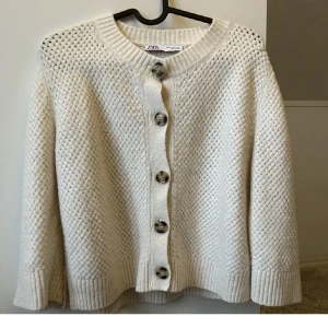 Stickad kofta - Stickad kofta från Zara som tyvärr inte passade mig. Lånade bilder