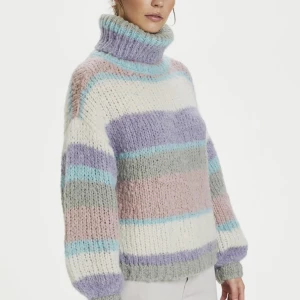 Stickad tröja med polokrage från Gestuz - Säljer en så mysig stickad tröja i mycket fint skick från Gestuz i strl XS. Modellen är lite oversized. Använd runt 2-3 gånger. Mixat material i polyamid, ull och alpacka. Nypris var 3000:- på Jackie 2020. 