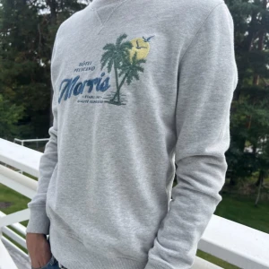 Morris tröja - Grå morriströja i perfekt skick är använd ungefär 2 gånger. Köpt i morrisbutiken för 1300kr. Är storlek xs men passar S. Skriv för mer bilder och för prisförslag.