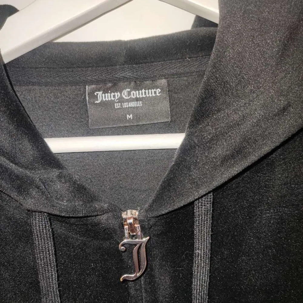 Juicy Couture hoodie str M använd fåtal gånger säljer pga fel storlek.. Hoodies.