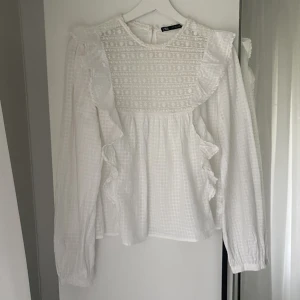 Gullig blus  - Gullig vit blus från Zara i storlek S. Är i mycket bra skick! 