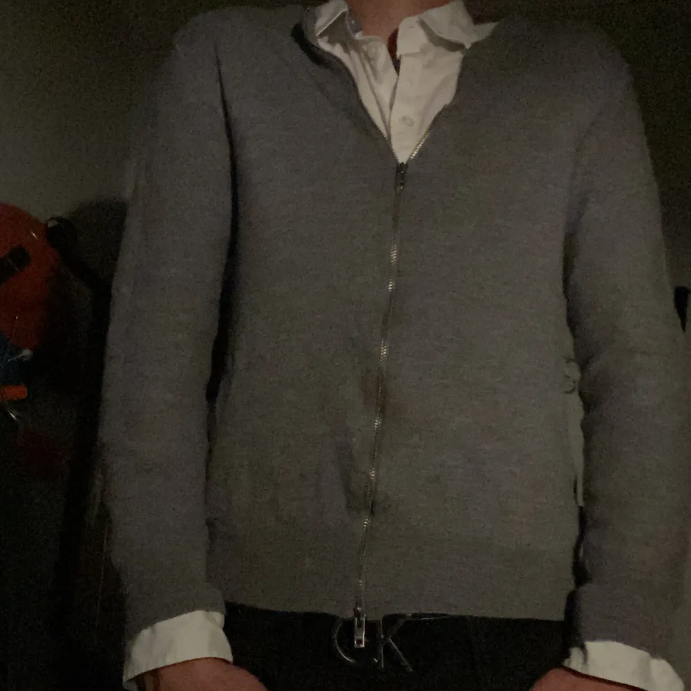 Säljer denna jätte snygga merin ull cardigan skick är 9/10,passar as gött med skjorta under,modellen är 170 cm lång och tröjan är i meduim men sitter mer som S eller xs,passar perfekt till  hösten och dig som är ungefär 165-167 kan töjas ut också.. Tröjor & Koftor.