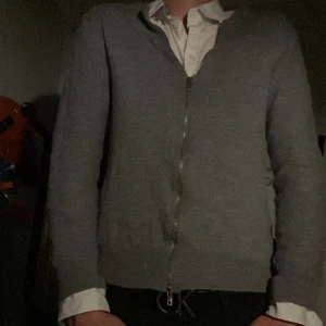 J lindebergh merino ull cardigan zip. - Säljer denna jätte snygga merin ull cardigan skick är 9/10,passar as gött med skjorta under,modellen är 170 cm lång och tröjan är i meduim men sitter mer som S eller xs,passar perfekt till  hösten och dig som är ungefär 165-167 kan töjas ut också.