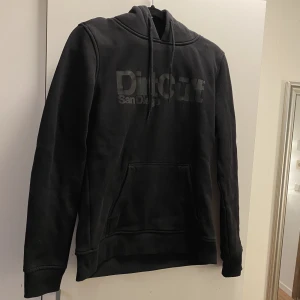 Dirtcült hoodie - Hoodie från dirt cült. Använd i fint skick. Säljer då jag bytt stil och inte längre får användning för hoodien. Nypris 699