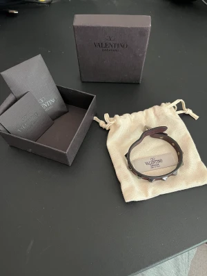 Valentino armband - Säljer mitt trendiga Valentino armband i mycket bra skick, 9/10 Extra spikar, box, dust bag och äktighets certifikat skickas med! Några frågor eller funderingar så är de bara att ställa! 