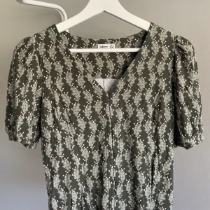 Söt topp storlek xs - Så fin topp från dobber, med söta ärmar! Köpt second hand, har använt max 2 gånger🥰