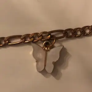 Guld armband med fjärils berlock från shein. Använt fåtal gånger 