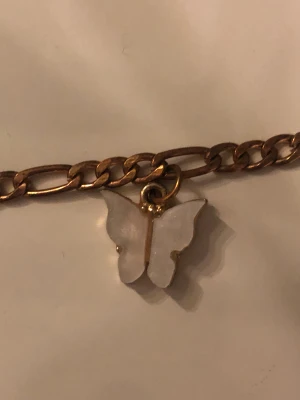 Guld armband - Guld armband med fjärils berlock från shein. Använt fåtal gånger 