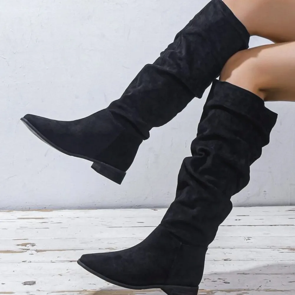 Helt nya och oanvända, säljer pga fel storlek. Nypris 500kr! Såå snygga svarta boots med högt skaft och en relativt låg klack (ca 4,5cm) som gör att de är riktigt lätta och sköna att gå i😍 Dessa boots gör outfiten 10/10!❤️‍🔥. Skor.