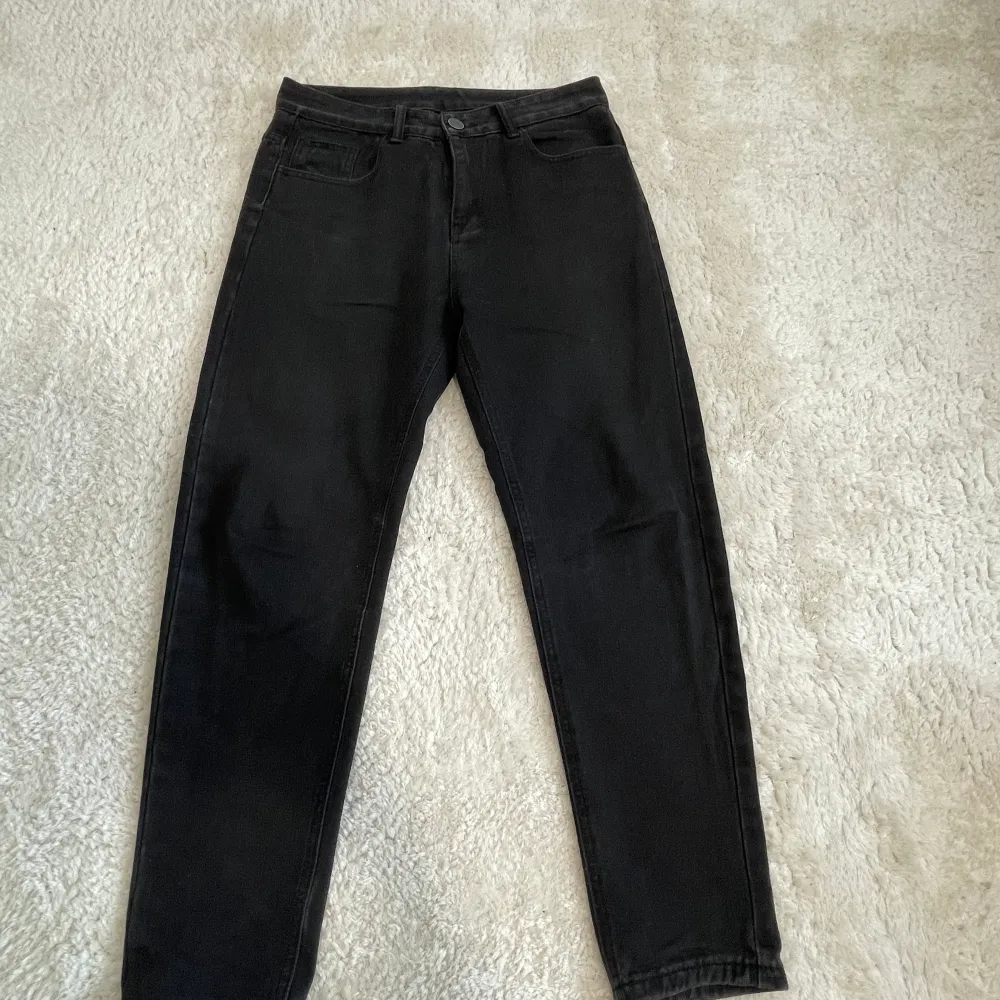 Svarta jeans för 200kr storlek m på de!!. Jeans & Byxor.