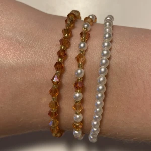 Armband  - Tre stycken matchande armband! Gjorda med elastisk tråd och matchande pälor. 