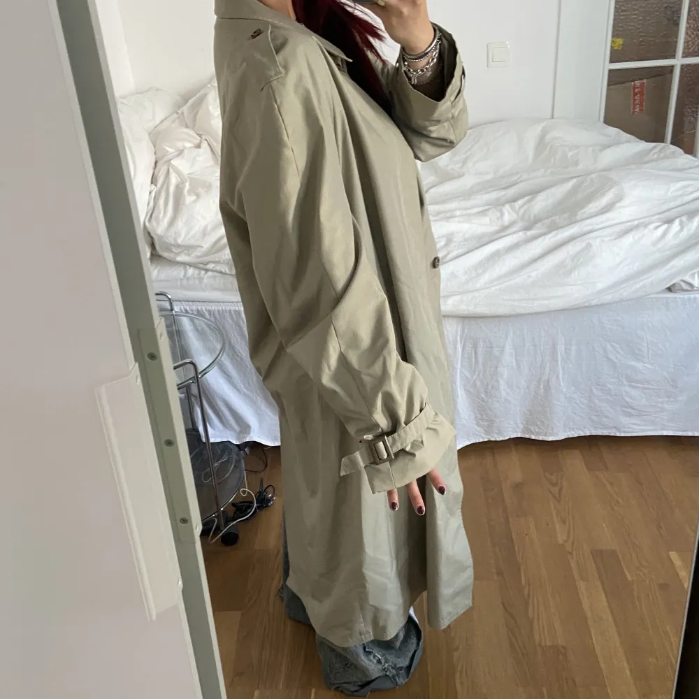 Perfekta trenchcoaten till hösten💫⭐️ finns dock en liten reva i högra ärmen därför säljer jag billigt för den som vill fixa! Oversized och annars i superskick! Jag är 163 cm lång💖💖. Jackor.