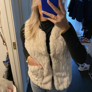 Vit päls väst - Storlek xs