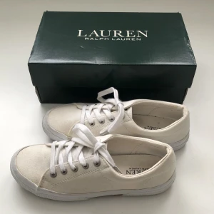 Ralph Lauren sneakers - Ralph Lauren sneakers. Bra skick. Nypris 800 kr. Färgen är vit/beige.