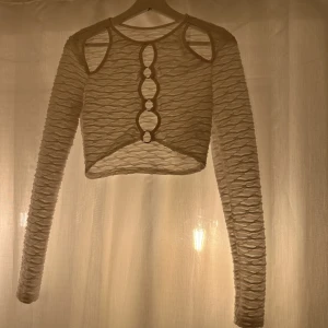 Långärmad tröja - Vit långärmad tröja med olja hål i🤍