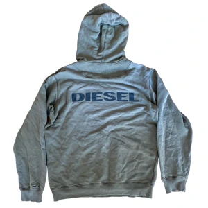 Vintage Diesel Hoodie - Vintage Diesel Hoodie. Tröjan är i bra skick utan fläckar eller skador. Känn dig fri att fråga om du undrar något!
