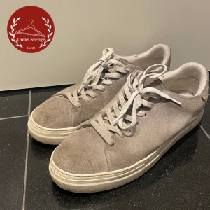 Selected Homme skor  - Just nu säljer vi ett par skor från Selected Homme i färgen ljusgrå, skick 4/10 Vid frågor och funderingar hör av er!!!