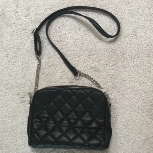 Väska  - Säljer min väska som endast använts ett par gånger. Säljer då den aldrig kommer till användning. Pris kan diskuteras. Står ej för frakt!