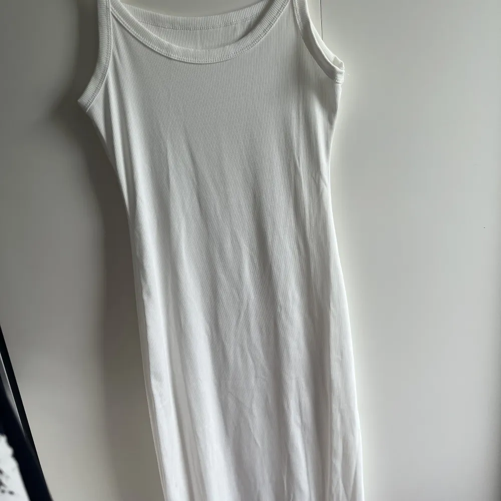 Supersnygg basic vit tight  lång klänning, aldrig använd. Klänningar.
