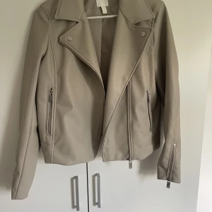 Skinnjacka  - Här är en helt oanvänd skinnjacka, denna är som ny och är väldigt bra skick. Storlek 38 men kan vara lite tajt 