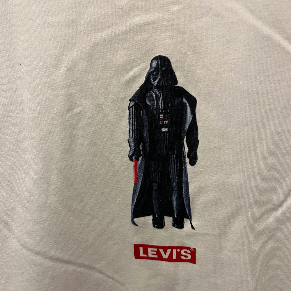 Helt ny Levis tröja, som bara är använd 3 gånger! Storlek S. Billigt pris !!. T-shirts.