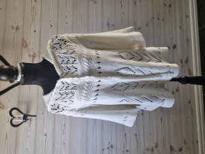 Virkad kofta  - Köpt av en släkting så vet tyvärr inte hur mke den varigt använd innan jag ägt denna . den är fortfarabde i superfint skick bortsätt från en lös knapp som jag syr fast innan jag postar tröjan :) vet dock att den är från 2011 eller tidigare