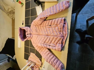 Peak performance Frost down hood  - Peak performance jacka i nyskick. Inga hål el dyl. Storlek XS Betalas via swish