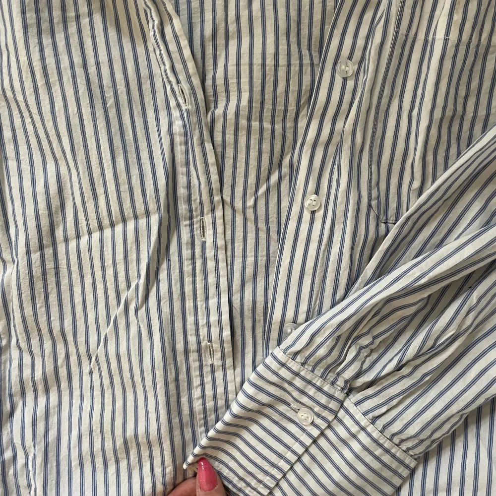 Säljer denna randiga skjortan från Gina tricot, väldigt bekväm så går att använda både som Pyamas eller till vardags. Otroligt snygg passar nästan alla storlekar. Köpt för 500. Skjortor.
