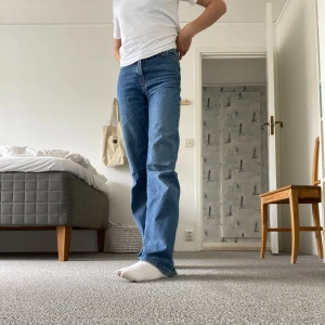Bik Bok Jeans - Säljer mina använda jeans från Bikbok, lite slitage i ändarna (se sista bilden) och lite vid midjan, kontakta mig för fler bilder😇. Midjemått: 63cm innerbensmått: 82cm  Tveka inte vid frågor💓💓