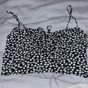 Blommig topp  - Gullig topp med blommor  Står inte för frakten