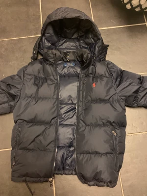 Polo Ralph lauren jacka  - Säljer nu min polo Ralph lauren jacka, köpt på Zalando för 4595, säljer ändast för 2200, skick 9/10 använd fåtal gånger, kontakta för frågor 