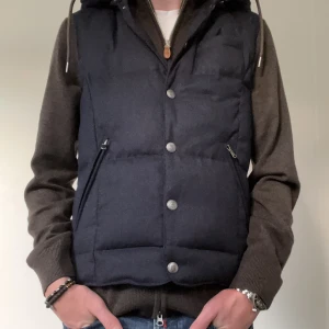 Hansen & Jacob väst - Säljer min Hansen & Jacob väst. Sparsamt använd och i fint skick(9/10). Strlk S, nypris 3000kr. Modellen är 184cm