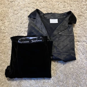 Juicy couture, pyjamas set - Har använt den 2 gånger och fick den i julas! Olika material på tröjan och byxorna!!💋💕