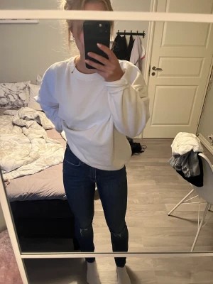 Jeans från Gina tricot - Mörkblå jeans med småhål på knäna som sitter superfint på kroppen. Byxorna är ifrån Gina tricot i storlek 36