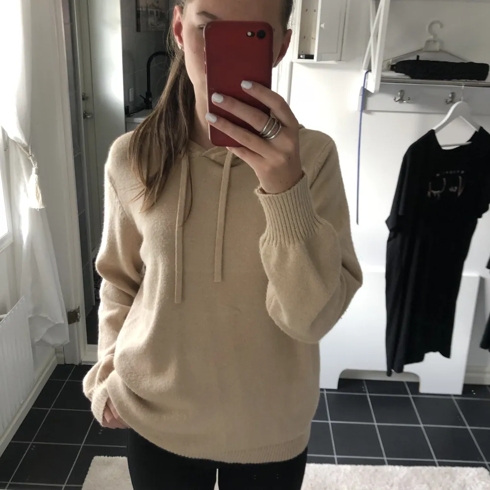 Säljer en jättemysig stickad hoodie som är perfekt nu till hösten🍁😻😉. Neuleet.