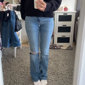 jeans  - säljer mina midwaist jeans från gina tricot 🩷 använd max 5 gånger, säljer pga att jag ej använder de längre tyvärr 