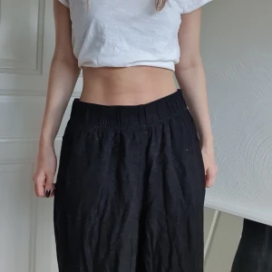 Svarta Högmidjade Linnen Byxor - Dom är väldigt stora i storleken. Älskar dem annars så sjukt mycket. Härlig stretch i midjan och fickor både bak och fram. Liten slit nere vid fotleden. Har du frågor eller vill se fler bilder så är det bara att skriva 💕