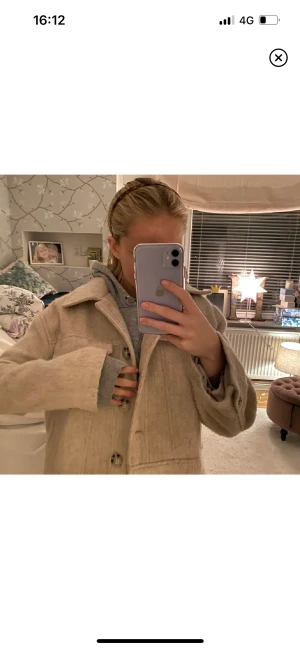 Höstjacka - Så fin höstjacka i beige färg från pull and bear!