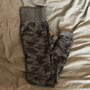 Säljer dessa träningstights då dem inte kommer till användning. Köpta från gymshark, deras camo tights. Väl använda men fortfarande gott skick💛