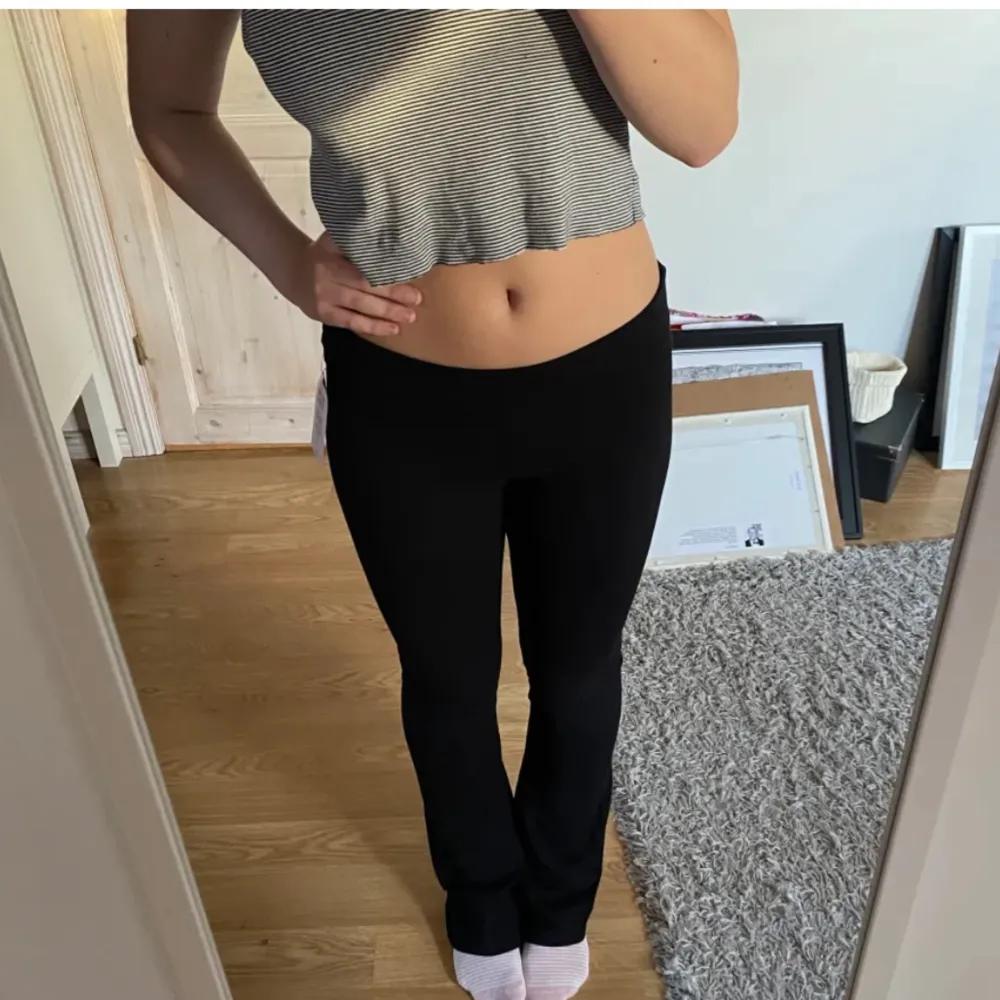 Yoga pants från Gina tricot, strl xxs 🫶🏻 använda typ 3 gånger! Köptes förra  veckan! Vid rätt bud säljer jag 😘orginalpris: 360. Jeans & Byxor.