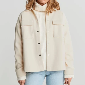 Jacka - Sååå fin jacka från Gina Tricot, aldrig använd.🤍 Nypris: 499, mitt pris: 225!