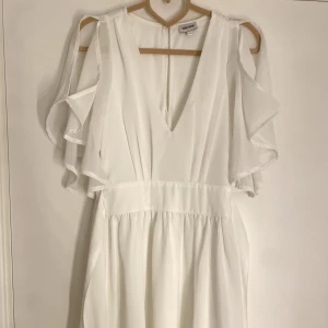 Student klänning - En fin student klänning som är köpt för 2 år sen. Den är aldrig använd och hade prislappen kvar men jag var tvungen att ta bort den för att tvätta klänningen då den luggit i garderoben så länge. Men den är i nytt skick. 