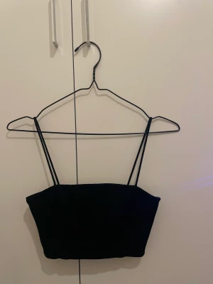 Topp  - Cool topp från H&M. Änvänt ett fåtal gånger. Storlek eur 32. 