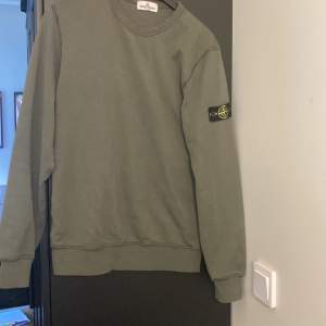 Säljer olivgrön Stone island sweatshirt skick 8/10 nypris ca 2000