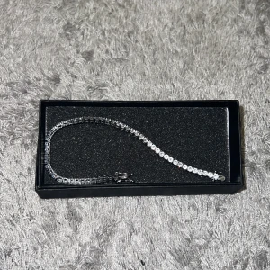Silver tennis armband - Jätte fint silver armband med zirkon diamanter och kistlås. Både för tjejer och killar. Jätte bra kvalite och den glänser mycket. För mer bilder eller video skriv till mig. 18cm längd 3mm bredd