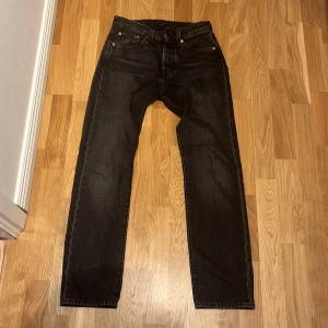 Levis jeans - Ett par Levis 501! Jätte bra skick! Säljer för dem blivit för små. Fråga om ni har funderingar!