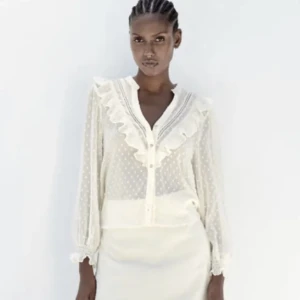 vit blus zara - (Säljer också nu) jag vill kolla om nån vill BYTA denna älskade blus mot en likadan fast kortärmad 🥰