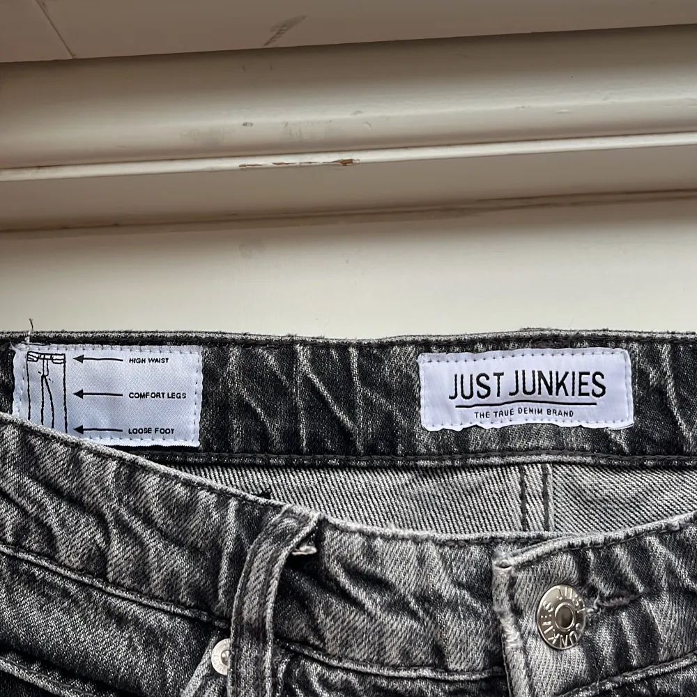 Fina jeans från just junkies som endast andvänts ett fåtal gånger. Köpta för 1200kr och har inga defekter. Pris kan diskuteras! . Jeans & Byxor.