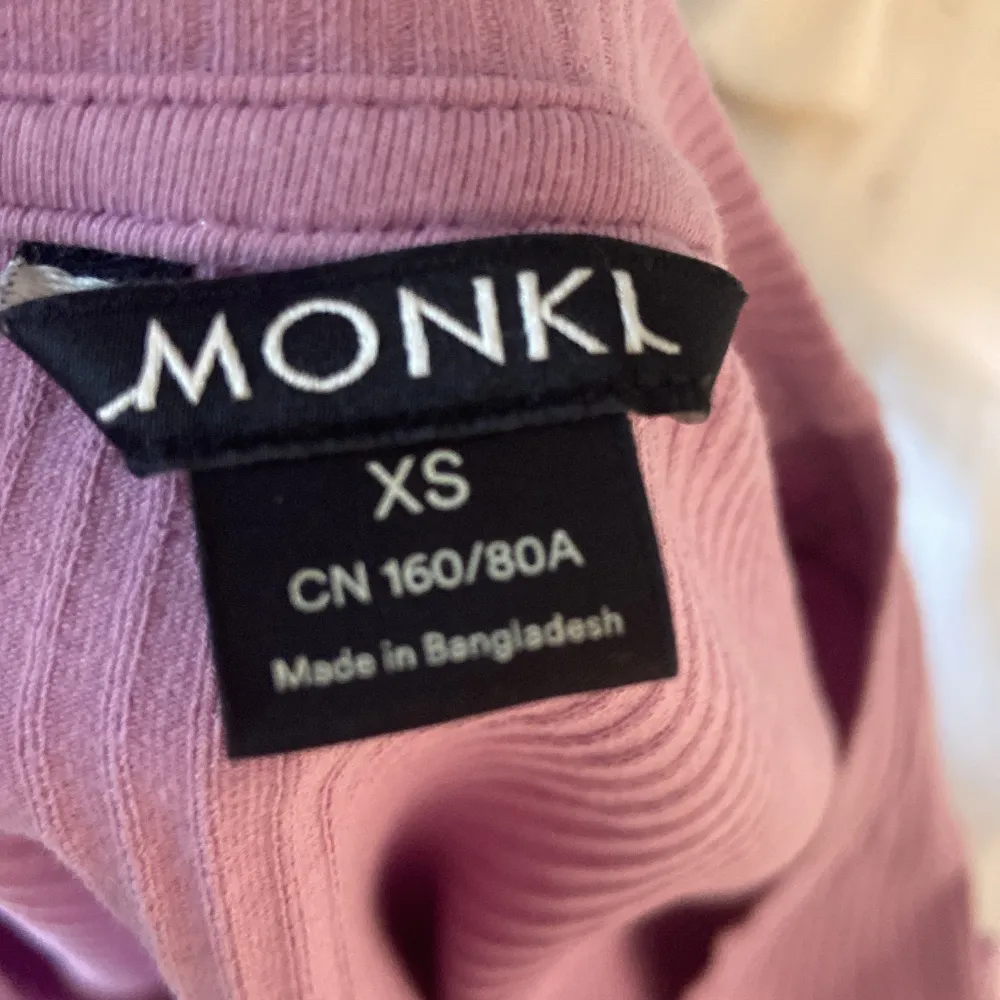 Jag säljer min fina rosa tröja ifrån MONKL, det är en fin rosa u-ringad tröja men som jag inte får så mycket användning för💛pris kan diskuteras💛. Tröjor & Koftor.
